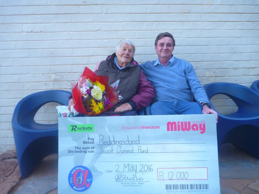Tannie Lenie Pretorius from Kwaggaspoort Reddingsdaad receiving a chque for R 12 000 from ACRW for the 2016 MiWay Wally Hayward Marathon.