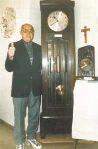 1930 2 Old Gents - Wally With the Grandfather clock he received for winning the 1930 Comrades Marathon (in the days before prize money).