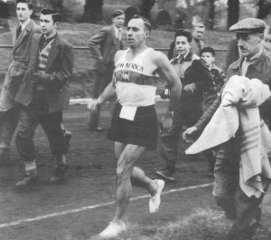 1953.11.20 Wally setting 24hr World track record of 256,4 Km in 1953, at Motspur Park in England (in 75c takkies).Despite losing 44Km in the second half compared to the 150 Km he completed in the first 12 hours (due to tightening muscles after a shower at 160 Km) this record remained unbroken for 26 years!