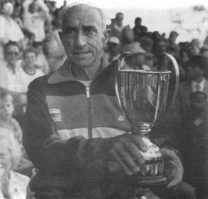 1988.6 Wally with the Founder's trophy for the oldest Comrades finisher - which he last won in 1954 (when he won the race at 45 Yrs 11 months) and which he won again at ages 79 and 80.