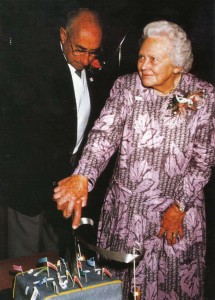 1988.7.10 Wally And His Wife Bertha Cutting Cake